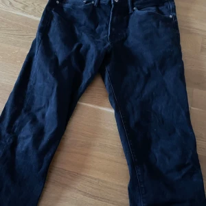 Svarta straight jeans  - Aldrig använda och skitsnygga! Skriv för frågor