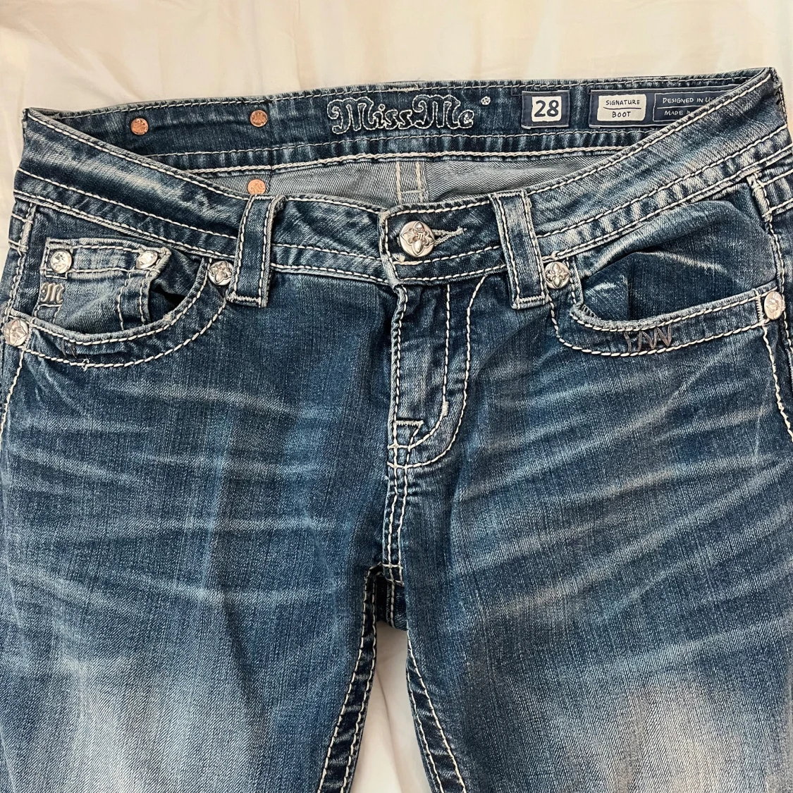 Miss Me blå low wais bootcut jeans med broderi - 1