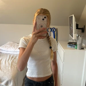 Vit ribbad croppad topp primark - Säljer en vit croppad topp från Primark. Toppen är ribbad med korta pris kan diskuteras 