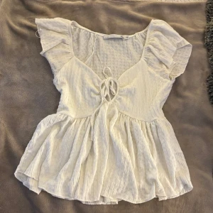 Vit blus - Säljer min vita topp från lager 157 knappt använd