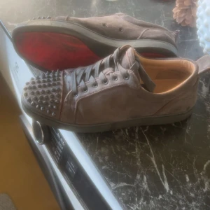 christian louboutin - Tja, säljer nu mina christian louboutin då jag har tröttnat på dom och vill ha andra skor. Två nitar är borta tyvärr men inget som syns super mycket. Priset är ej hugget i sten bara höra av er om de finns intresse 