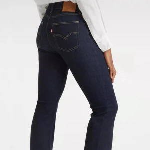 Levi's mörkblå bootcut jeans  - Bootcut jeans från Levis, waist 24 längd 32. Som nya! 