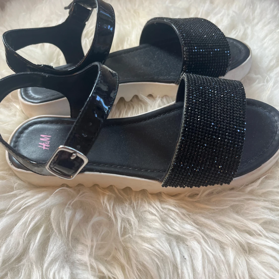 Svarta glittriga sandaler från H&M - 1