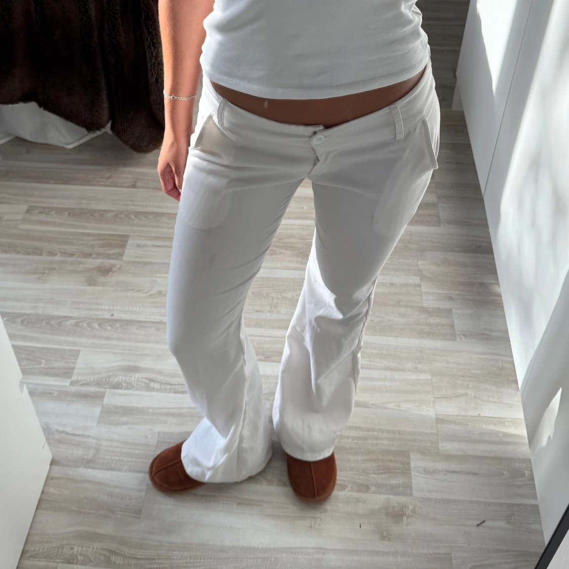 Vita bootcut byxor med fickor