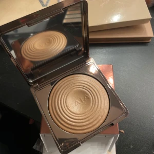 CAIA Glow Bronzer La Digue -  bronzer från CAIA i nyansen La Digue. Helt ny🥰 fick i fel färg så säljer nu denna 💕priset går att diskutera ❤️