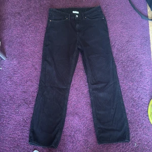 Svarta manchesterbyxor från Vailent - Svarta manchesterbyxor från Vailent i rak modell med klassiska fem fickor. byxorna har skön loose passform säljer för att ja inte använder de längre