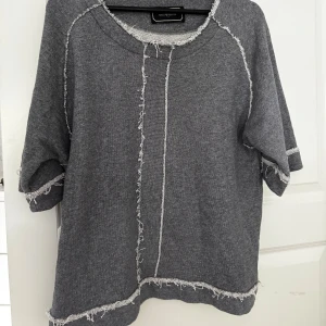 Stickat  - Super fin stickad tröja från malene Birger! Storlek L tror jag, men sitter fint och lite oversize som en S💗