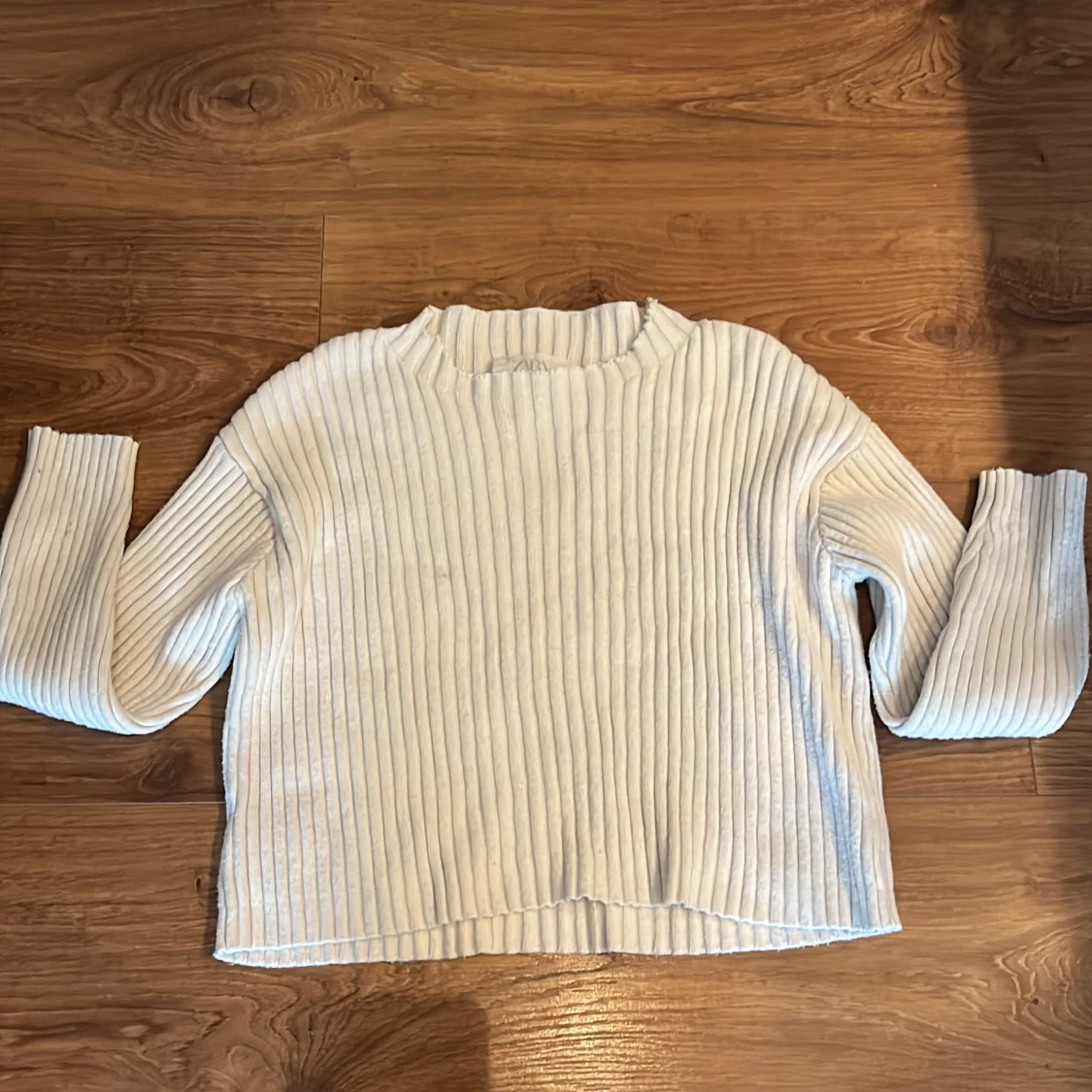 Vit ribbstickad tröja