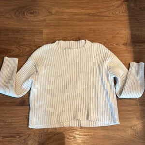 Vit ribbstickad tröja  - Stickad tröja från Zara, har klippt ringningen själv. Skulle säga att den är ganska kort. Liten defekt på framsidan (bild 4) 💕