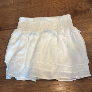 Vit volangkjol  - Supersöt vit kortkjol från Gina Tricot med volanger, storlek 146/152 men den är ganska så stretchig så skulle säkert kunna passa även lite större storlekar 💕 liten defekt (bild 4)