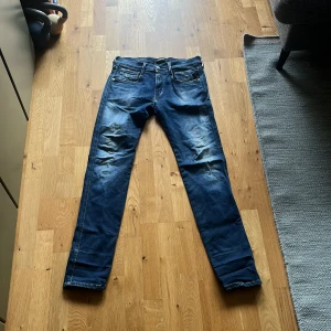 Replay Anbass jeans blå - Säljer ett par Replay Hyperflex Anbass jeans i modellen slim.
