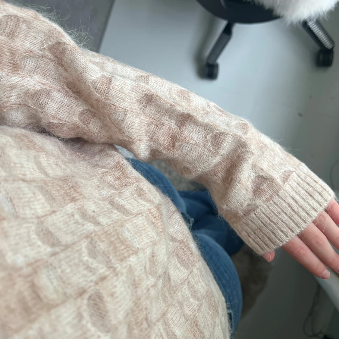 Beige stickad tröja med mönster - 1