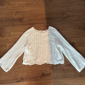 Stickad blus - Supersöt vit stickad blus från märket Only,  minimal defekt (bild 4) men annars nästan helt felfri. Skulle säga att den är lite kort i längden 💕