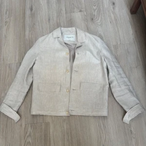 Beige linné overshirt från These Glory Days - Snygg beige kavaj/overshirt från These Glory Days i linnematerial.  Köpt på volt riktigt bra skick. 