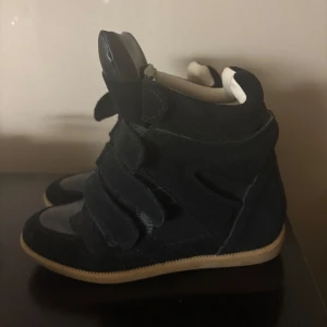 Säljer isabel marant liknande skor! - Säljer nu mina fantastiska isabel marant liknande skor! De är så så snygga men kommer tyvärr aldrig till användning😩 använda max 5 gånger! Jättefint skick. Ca 8 cm klack tror jag! Tror de är i storlek 38. Ej äkta