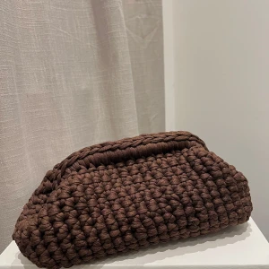 Brun stickad kuvertväska - Clutch bag i jätte fin brun färg! 