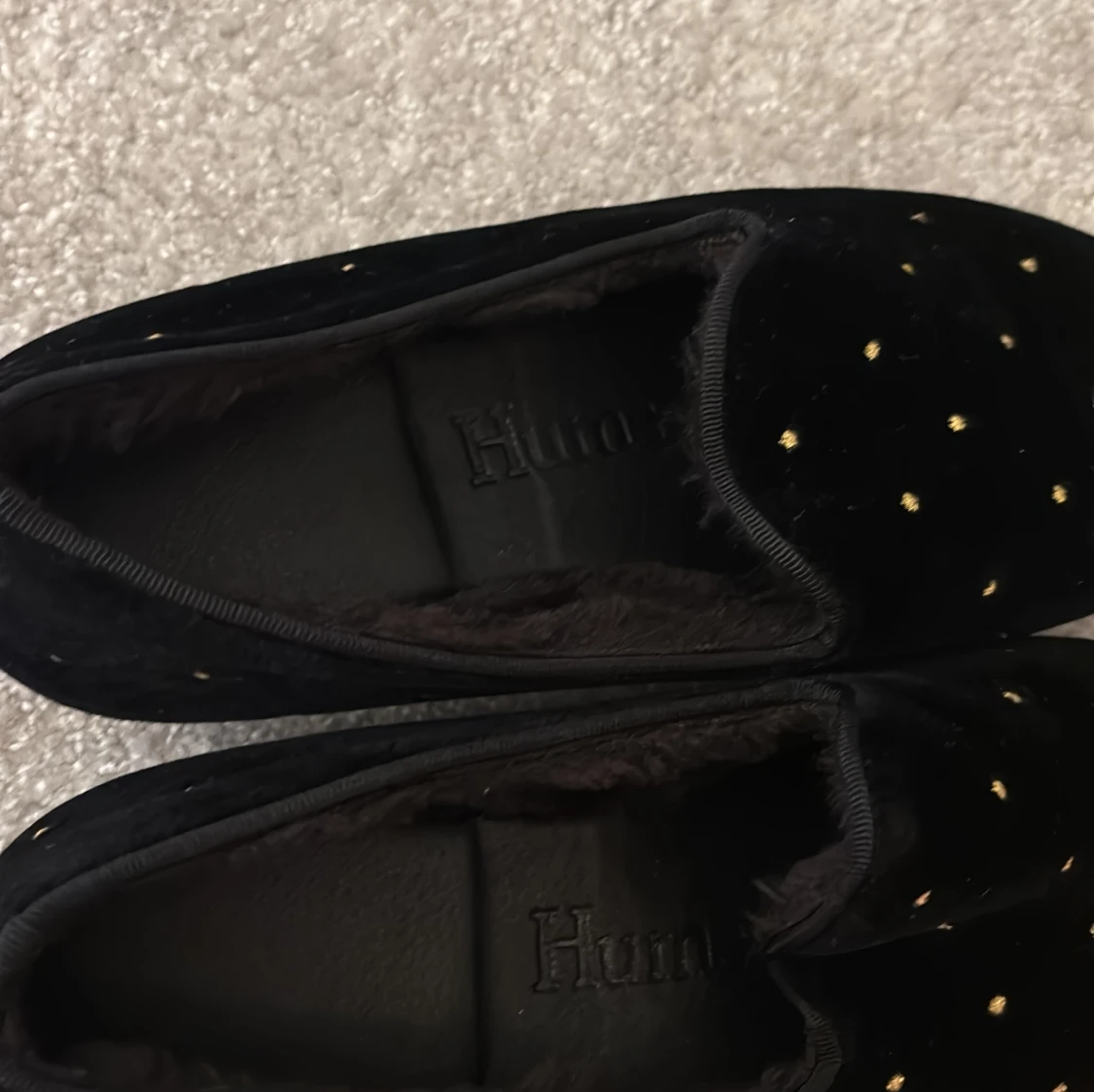 Svarta mocka loafers med guldprickar - 1