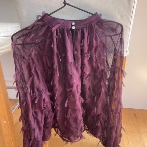 Blus Zara - Blus från Zara i storlek M. Ena tråden runt knappen har lossnat men går fortfarande att knäppa med den andra 