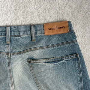 Acne jeans - Snygga ljusblå jeans från Acne. Jeansen är straight fit. En liten fläck vid högra låret finns, går eventuellt att få bort.