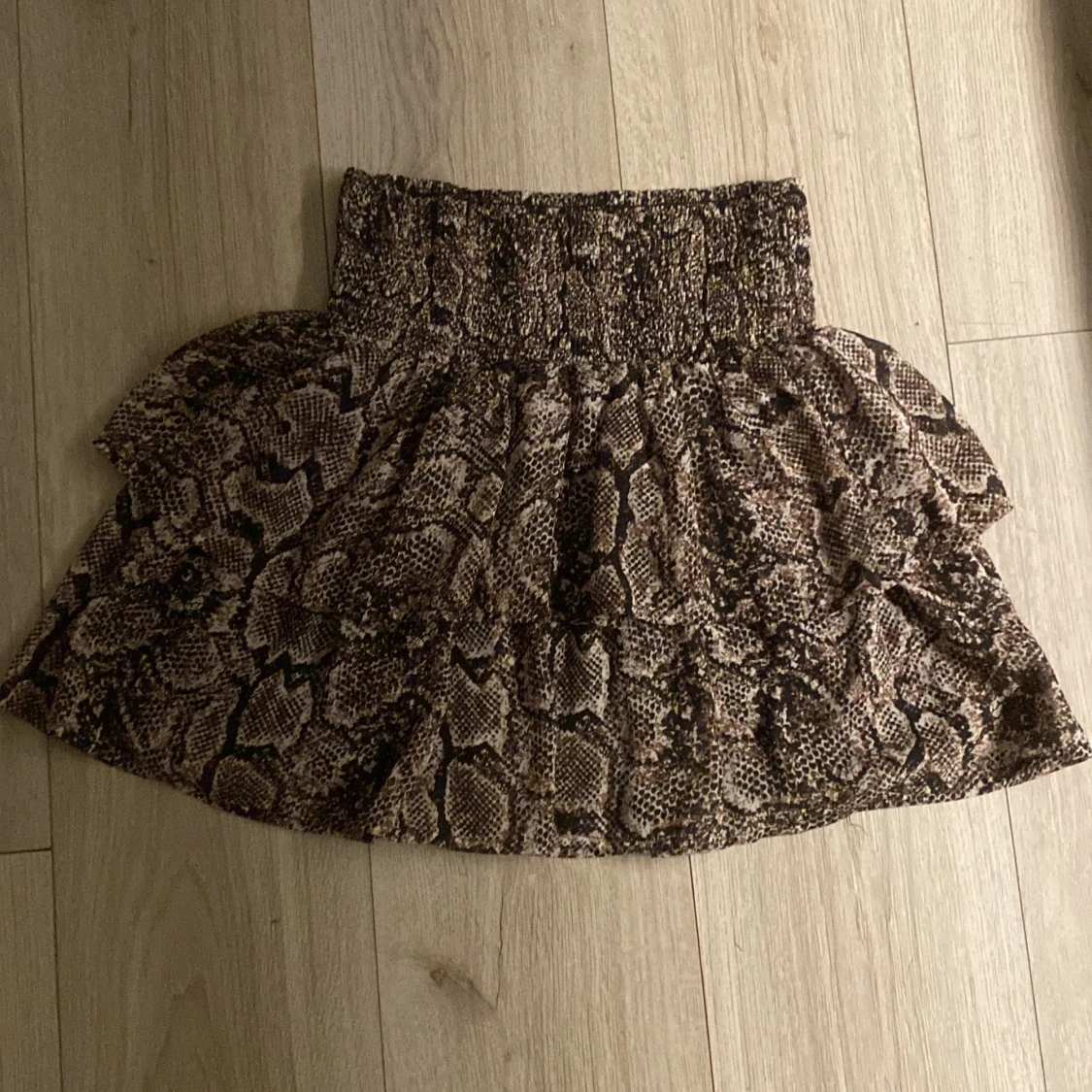 Brun kjol med ormmönster från Ü - 1