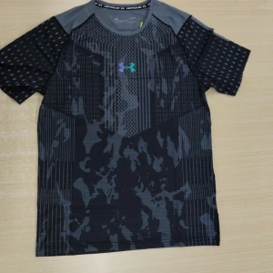 Under Armour camo t-shirt träning - Snygg t-shirt från Under Armour med camo och grafiskt mönster, finns i svart, blått, grönt och vitt. 250kr/st
