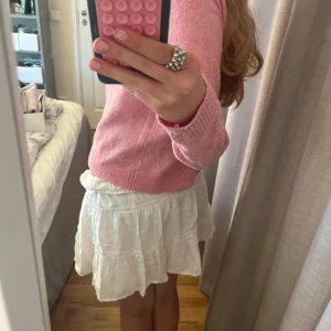 Vit volangkjol i bomull💓 - Supersöt vit kortkjol med flera volanger och lätt rynkad struktur. Kjolen är gjord i mjuk bomull och är väldigt luftig men inte genomskinlig. Har aldrig använt💓💓💓