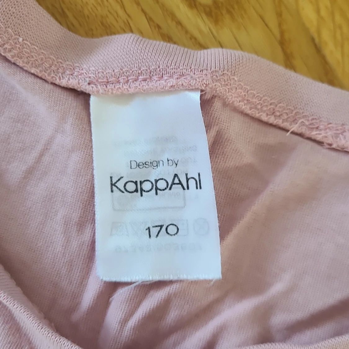Rosa t-shirt med text från KappAhl - 2