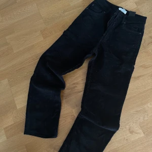 Svarta manchesterbyxor från H&M - Säljer ett par svarta manchesterbyxor från H&M i storlek 36. Byxorna har klassisk femficksdesign och rak passform med mjukt, ribbat tyg. Passar nog XS
