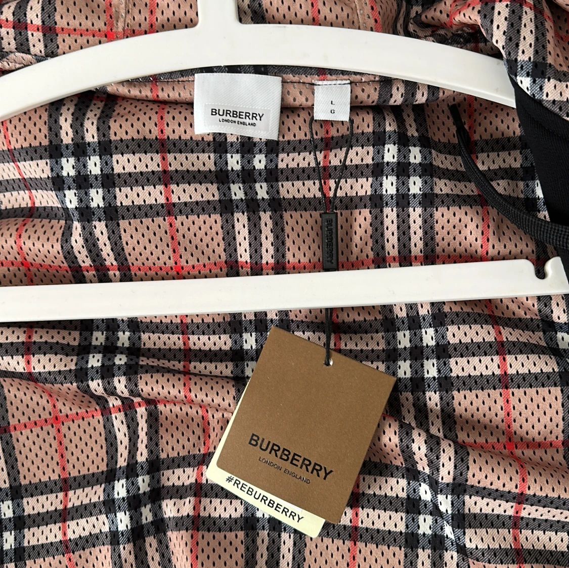 Svart Burberry zip hoodie perfekt för höst och vinter - 2