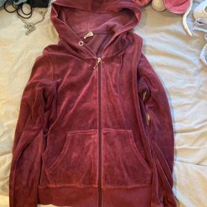vinröd tröja  - vinröd zip up tröja storlek M❣️nästan aldrig använd
