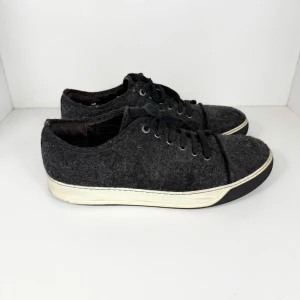 Lanvin DBB1 Sneaker - Klassika Lanvin i modellen med luddig utsida. UK 9 fits EU 43-44. Skick: 8/10, se bild 5. Retail: 5,500 SEK.