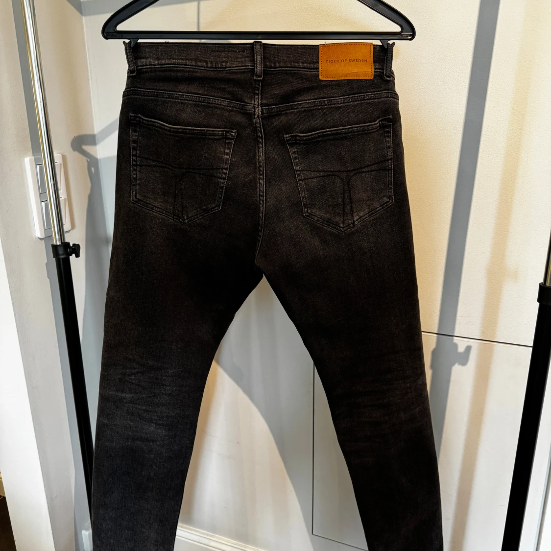 Svarta slim jeans från Tiger of Sweden - 1