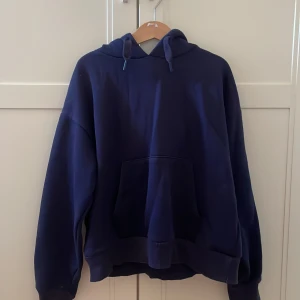 Marinblå hoodie från Gina!! - En mjuk o fin marin blå hoodie från gina, väldigt skönt material, och bra skick. Storlek 146/152 
