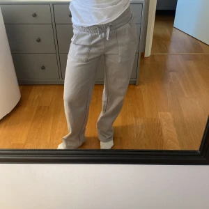 Gråamjukisbyxor från lager 157 XS - Säljer ett par gråa mjukisbyxor från lager 157 i storlek XS. Byxorna har bred resår i midjan med snörning, raka ben och två bakfickor. Fick dom i fel färg så det använda Max 3 gånger 