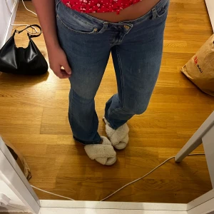 lågmidjade jeans - så fina lågmidjade bootcut jeans från veromoda, för små och därför knappt använda🤍🤍