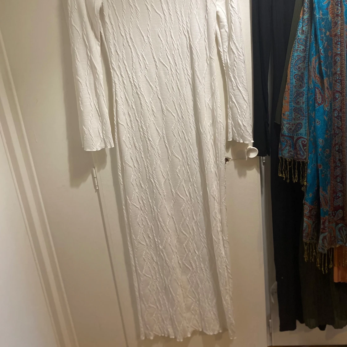 Vit långärmad långklänning storlek L men passar S  - 2