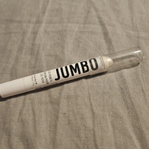 NYX Jumbo Eye Pencil vit - NYX Jumbo Eye Pencil i färgen vit, perfekt som bas för ögonskugga eller för att ljusa upp inre ögonvrån. Krämig formula i pennform som är enkel att applicera och blanda ut. Kommer med genomskinligt lock.