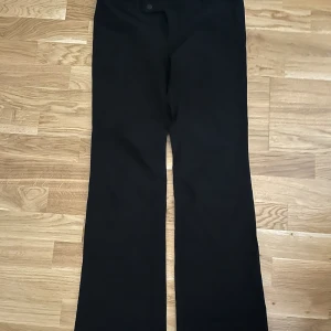 Svarta stretchiga byxor med vida ben från Hm  - Svarta stretchiga byxor från Hm i storlek 38, superbekväma, använts ett fåtal gånger 