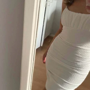 Vit kort klänning med smala axelband - Snygg vit kort klänning. Använts få tillfällen 