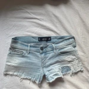 Ljusblå jeansshorts från Bullstick - Snygga ljusblå jeansshorts från hollister med låg midja och fransig kant. 