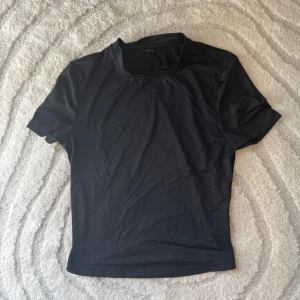 Svart t-shirt  - En basic svart t-shirt från SHEIN i storlek XS. 