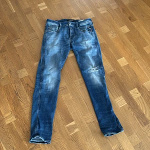Replay  hyper flex blå jeans, waist 30/32 - Säljer ett par blå Replay jeans med slitningar. Det är två hål i grenen på byxorna som man ser på bilden. Därför kommer jag släppa dom billigt prisförslag endast.
