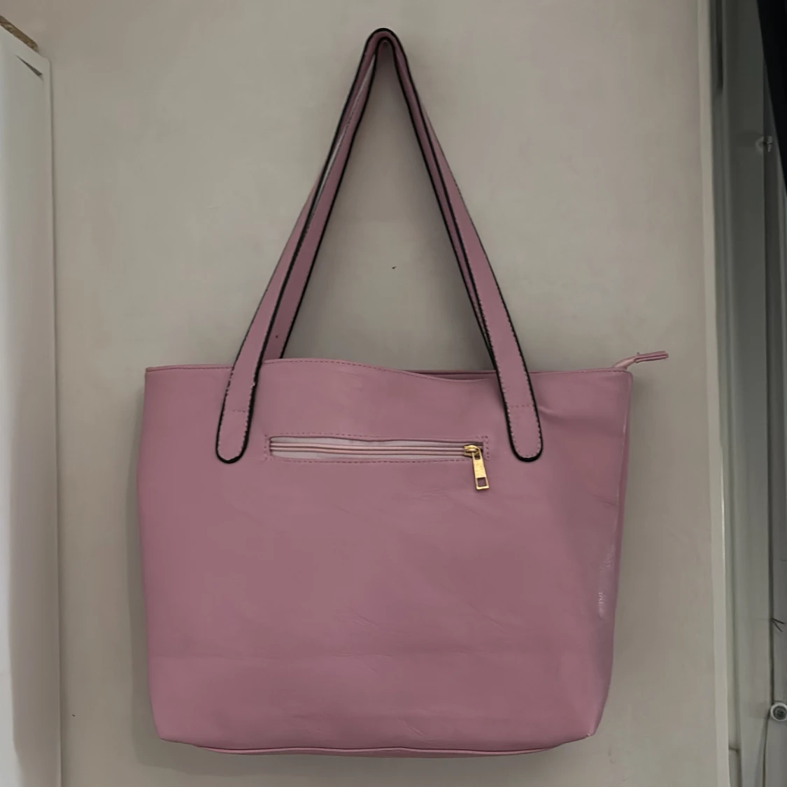 Rosa axelväska i skinnimitation - 1