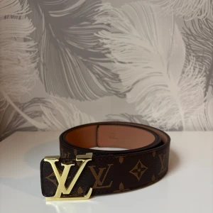 Brun bälte med guld logga - 3st finns kvar i denna modellen, dm vid intresse!