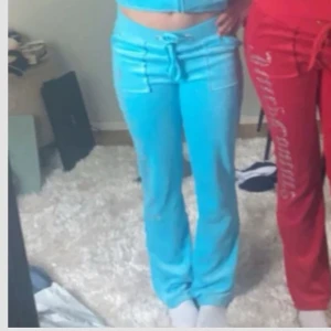 Juicy Couture blå mjukisbyxor med strass - Juicy byxor från Aliexpress! bra skick använt ca 5 gånger men används inte längre❤️ storlek s men passar nog xs/s. 