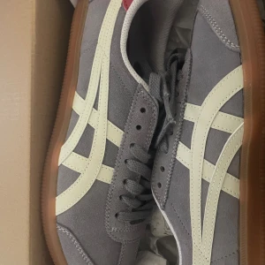 Onitsuka Tigers - Säljer mina sprillans nya Onitsuka Tigers då dem inte passade mig.
