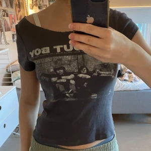 T shirt med tryck - Mörkgrå t shirt med tryck. I nyskick💕