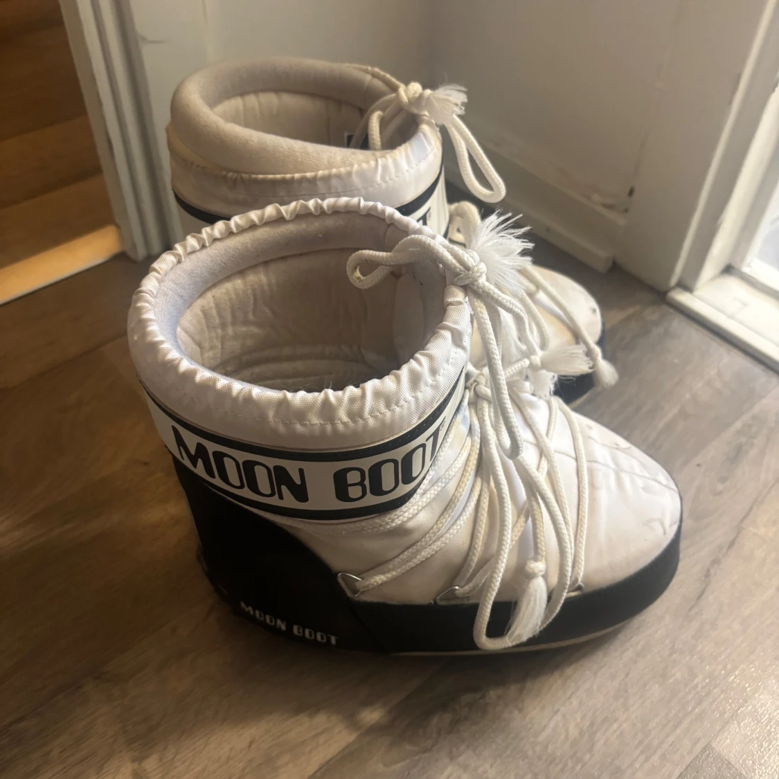 Vita Moon Boots med svart sula