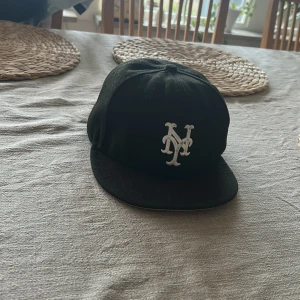 New Era Keps - New Era Keps köpt i New York jag har haft den i ett år men säljer för jag har hår nu. Storleken är 57.7cm eller 7 1/4