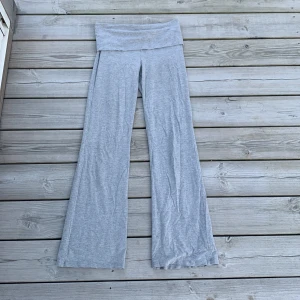 Grå yoga pants från Gina Tricot  - Superbekväma ljusgrå bootcut yoga pants med vikbar midja från Gina tricot. 
